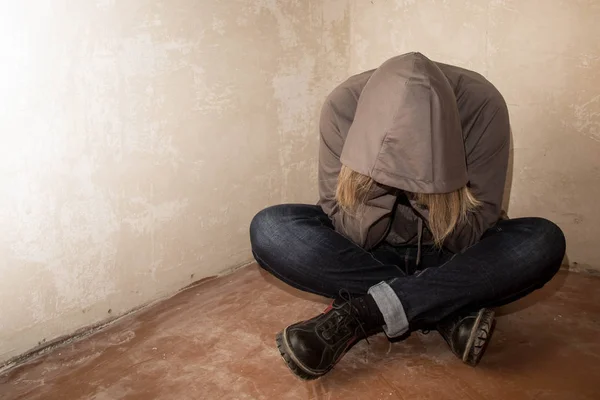 남자 슬픈, 마약 중독자 사람 코너에 바닥에 앉아의 초상화 — 스톡 사진