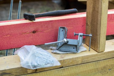 İnşaat arka planda çekiç ve el vida kelepçe