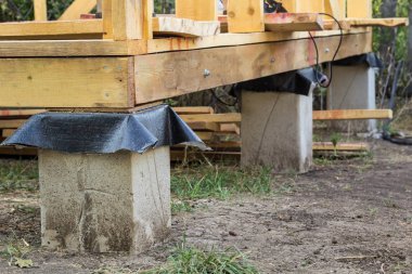 Ahşap karkas ile evin yapısı için beton sütun tabanı