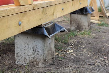 Ahşap karkas ile evin yapısı için beton sütun tabanı