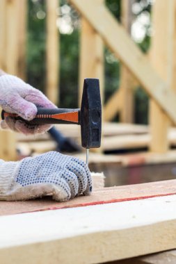 Marangoz ahşap tahta içine bir çivi çekiçleme
