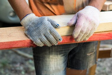 Evin inşası üzerinde çalışan eller