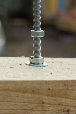 Cıvata ve somun ahşap bir tahta içine bükülmüş