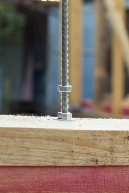 Cıvata ve somun ahşap bir tahta içine bükülmüş