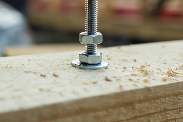 螺栓和螺母扭曲成木板 — 图库照片