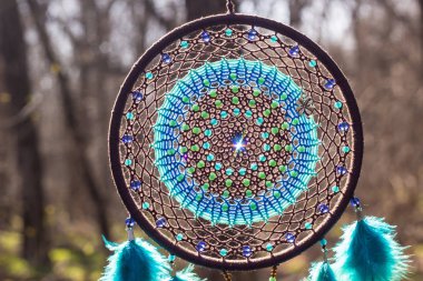 El yapımı rüya yakalayıcı iple asılı tüyler konu ve boncuk