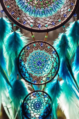 El yapımı rüya yakalayıcı iple asılı tüyler konu ve boncuk
