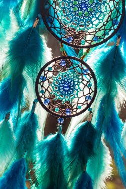 El yapımı rüya yakalayıcı iple asılı tüyler konu ve boncuk