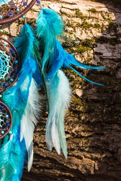 Kézzel készített dream catcher tollak szálak és a gyöngy kötél lóg — Stock Fotó