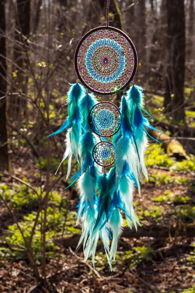 Attrape-rêves fait à la main avec des fils de plumes et des perles corde suspendue — Photo