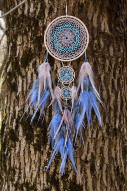 El yapımı rüya yakalayıcı iple asılı tüyler konu ve boncuk