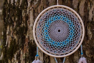 El yapımı rüya yakalayıcı iple asılı tüyler konu ve boncuk