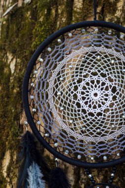 El yapımı rüya yakalayıcı iple asılı tüyler konu ve boncuk