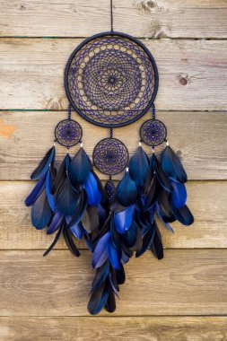 El yapımı rüya yakalayıcı iple asılı tüyler konu ve boncuk