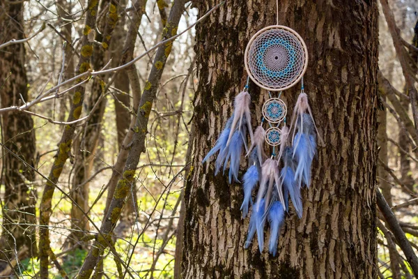 Kézzel készített dream catcher tollak szálak és a gyöngy kötél lóg — Stock Fotó