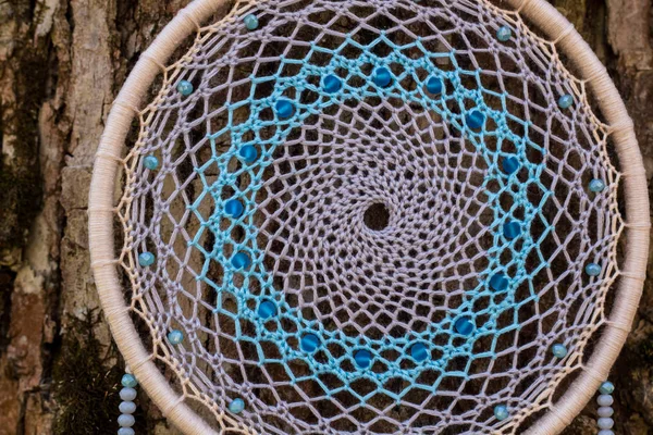 Łapacz snów ręcznie wykonane z piór wątków i koraliki liny wiszące — Zdjęcie stockowe
