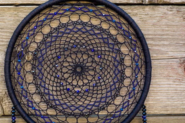 Atrapasueños hecho a mano con hilos de plumas y cuentas de cuerda colgando — Foto de Stock