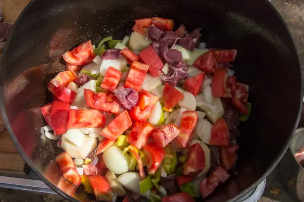 Pentola di brodo di metallo con ingredienti di minestra verdure e carne — Foto Stock