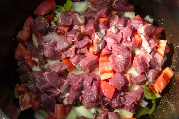 Металлический горшок с ингредиентами супа овощи и мясо — стоковое фото