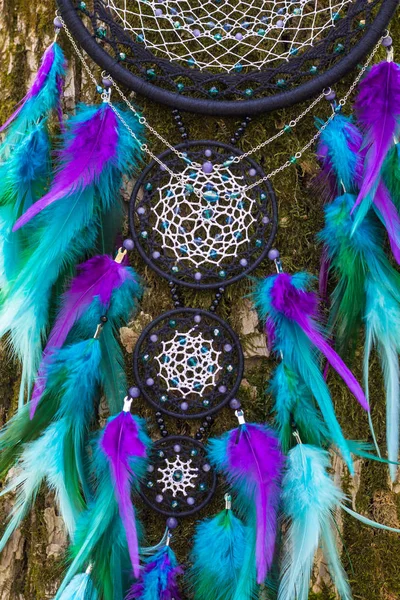 Handgemaakte dream catcher met veren threads en kralen touw hangend — Stockfoto