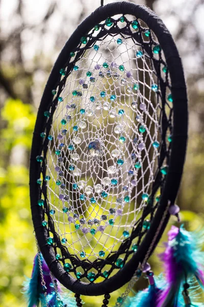 Attrape-rêves fait à la main avec des fils de plumes et des perles corde suspendue — Photo