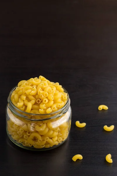 Deliciosos macarrones tradicionales de cuernos de pasta en el frasco de vidrio — Foto de Stock