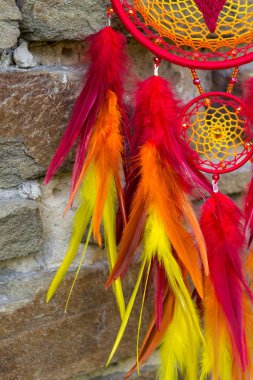 El yapımı rüya yakalayıcı iple asılı tüyler konu ve boncuk