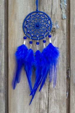 El yapımı rüya yakalayıcı iple asılı tüyler konu ve boncuk