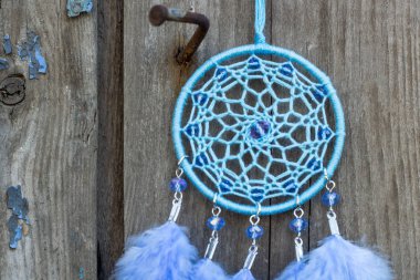 El yapımı rüya yakalayıcı iple asılı tüyler konu ve boncuk