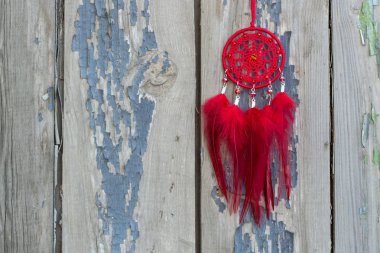 El yapımı rüya yakalayıcı iple asılı tüyler konu ve boncuk