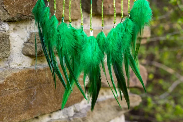 Catcher sonho artesanal com fios de penas e pérolas de corda pendurado — Fotografia de Stock