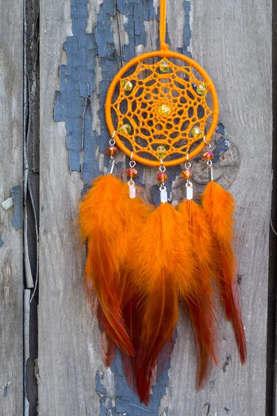 Ловец снов ручной работы с нитками из перьев и веревкой из бусин — стоковое фото