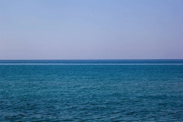 Paisagem do horizonte do mar paisagem marinha sob o céu azul — Fotografia de Stock