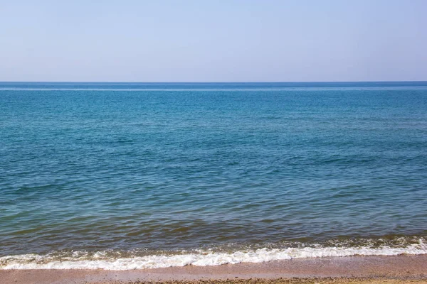 Capa marinha de costa de areia e ondas de mar Negro — Fotografia de Stock