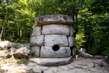 Karadeniz 'in yakınındaki nehir Jean vadisinde antik Çinili Dolmen, Rusya, Gelendzhik 'in güneydoğusunda.