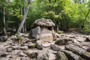 Karadeniz 'in yakınındaki nehir Jean vadisinde antik Çinili Dolmen, Rusya, Gelendzhik 'in güneydoğusunda.