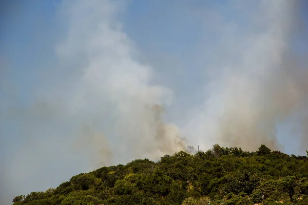 斜面の丘の上の森林火災煙。山林で火災森林の山火事 — ストック写真