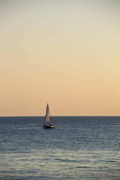 Yate de vela en el mar al atardecer. Mar Negro . — Foto de Stock