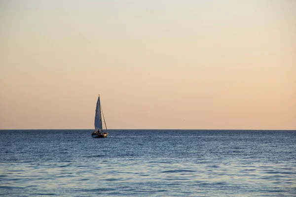 Iate à vela no mar ao pôr-do-sol. Mar Negro . — Fotografia de Stock