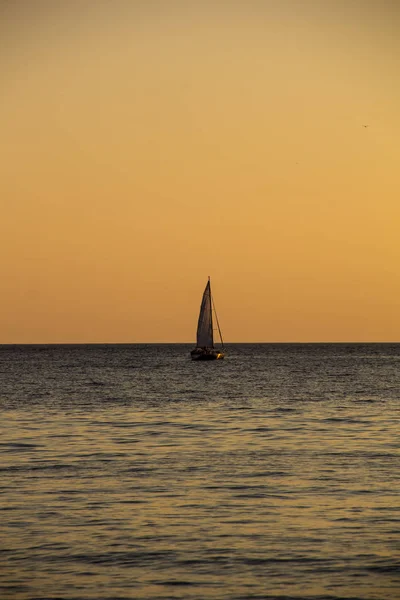 Iate à vela no mar ao pôr-do-sol. Mar Negro . — Fotografia de Stock