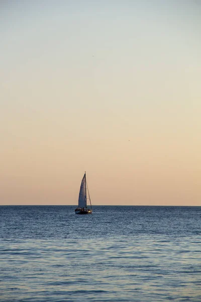 Yacht a vela in mare al tramonto. Mar Nero . — Foto Stock