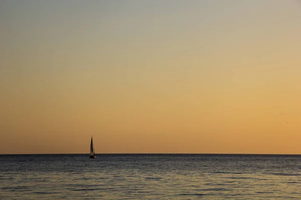 Yate de vela en el mar al atardecer. Mar Negro . — Foto de Stock