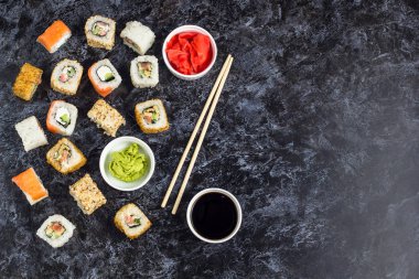 Suşi ve maki taş tablo kümesi. Kopya alanı ile Üstten Görünüm
