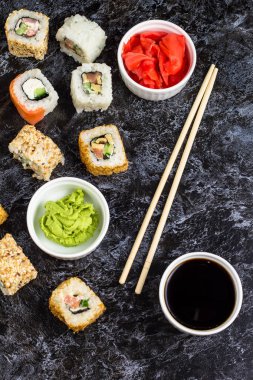 Taş masa üzerinde suşi ve maki seti. Üstte görüntü