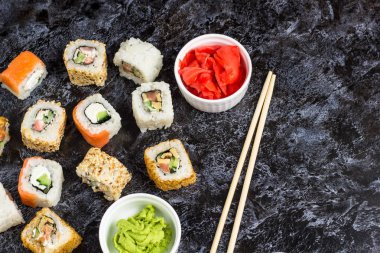 Suşi ve maki taş tablo kümesi. Kopya alanı ile Üstten Görünüm