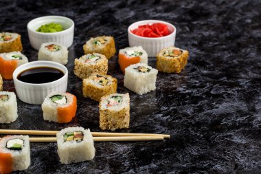 Taş masada suşi ve maki seti. Kopyalama alanı