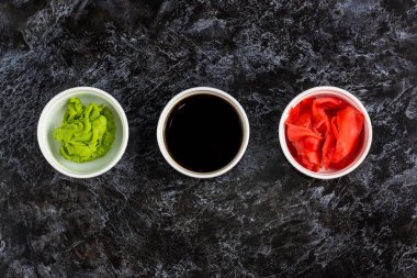 Taş arka planda çubuk ile suşi soya sosu zencefil wasabi için ayarlayın