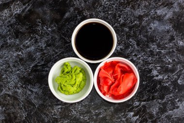 Taş arka planda çubuk ile suşi soya sosu zencefil wasabi için ayarlayın