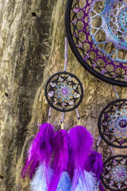 El yapımı rüya yakalayıcı iple asılı tüyler konu ve boncuk