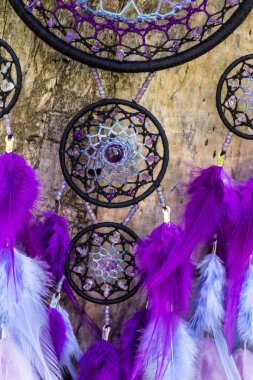 El yapımı rüya yakalayıcı iple asılı tüyler konu ve boncuk